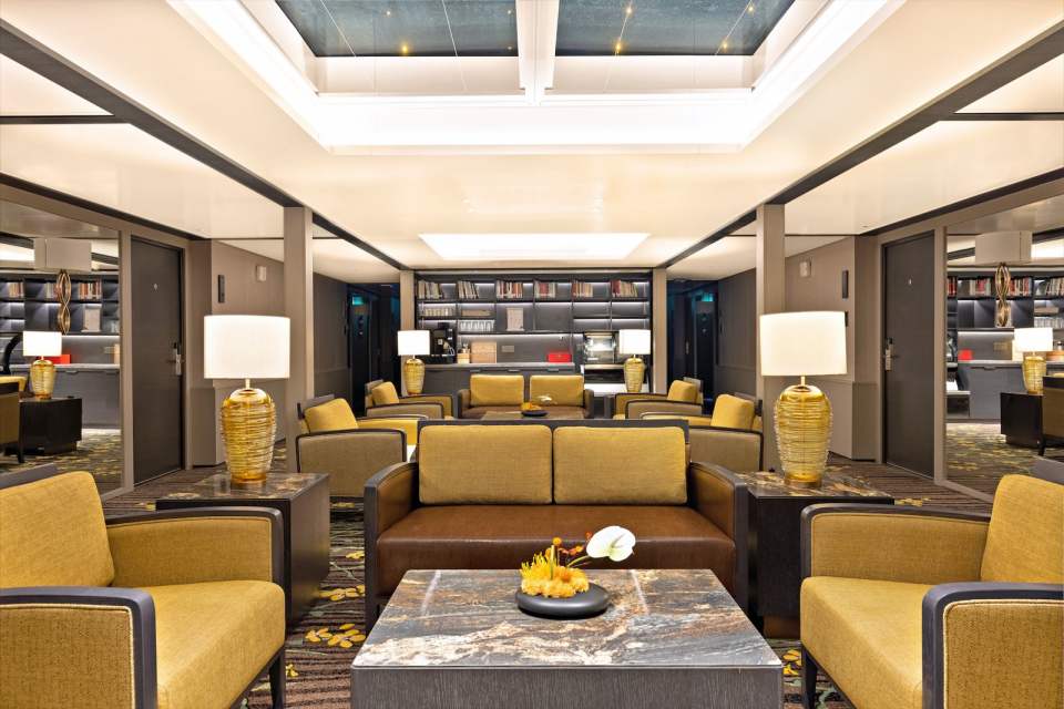 世纪游轮酒廊与咖啡空间