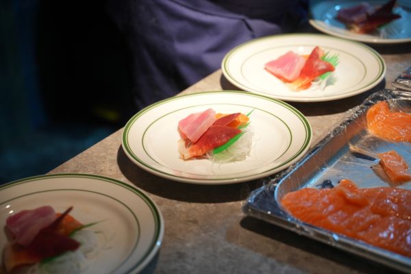 长江览月号餐厅用餐区