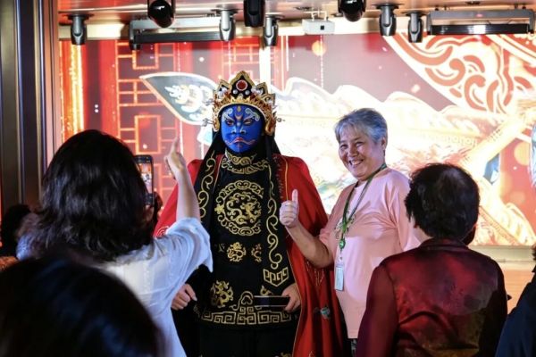 长江览月号剧院演艺