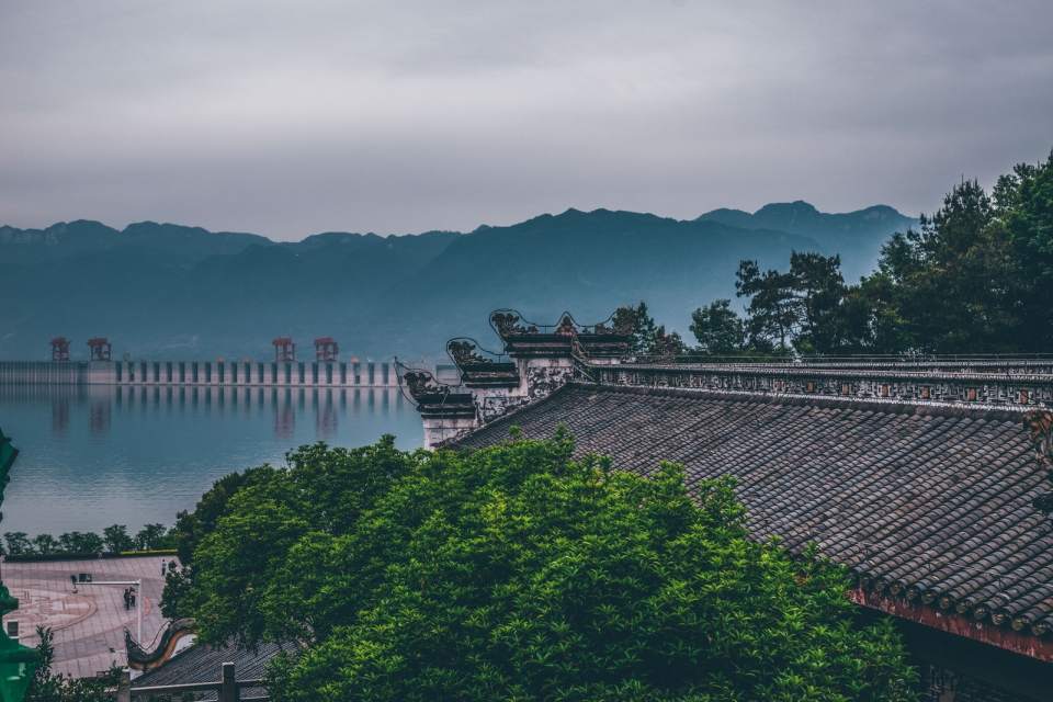 三峡大坝 · 船入西陵峡
